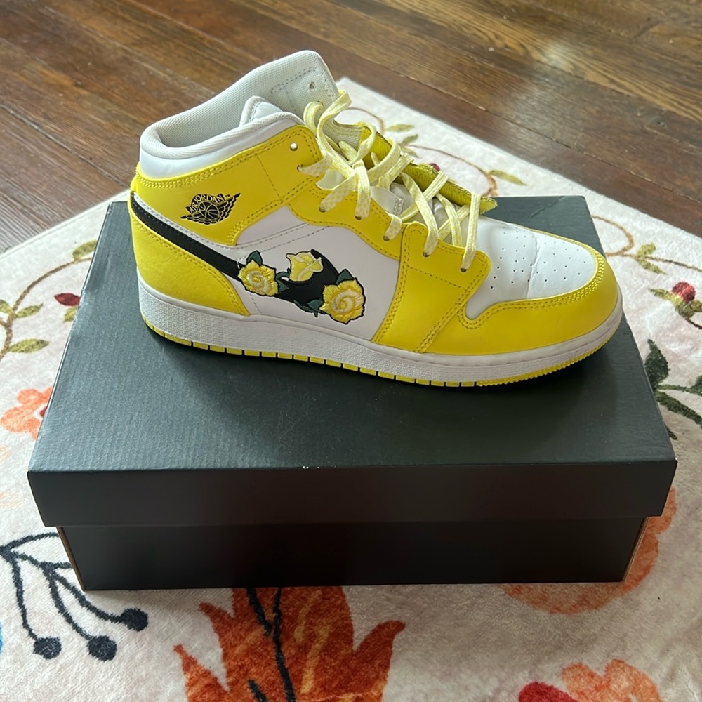 Youth Nike Air Jordan mid 7Y embroidered roses yellow